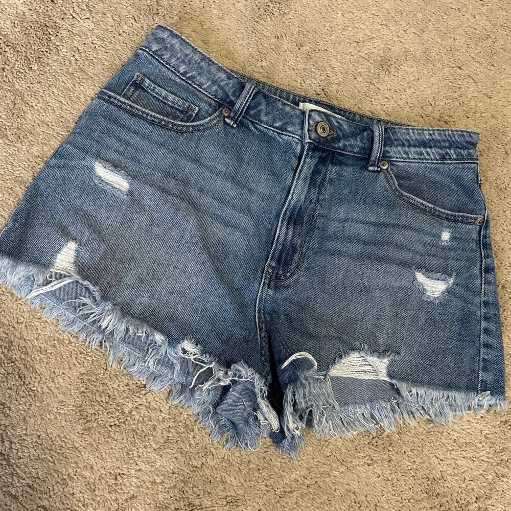 Happily Grey Women’s high rise frayed, distressed denim shorts, size 9/29.